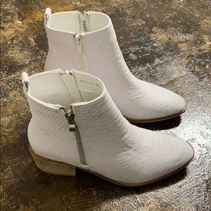 Ccocci - white snake booties!